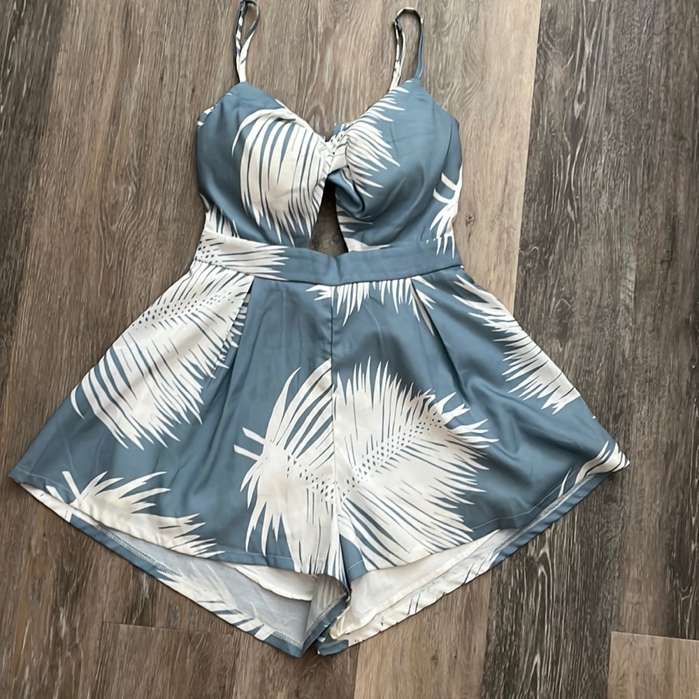Palm print open back romper. Size M